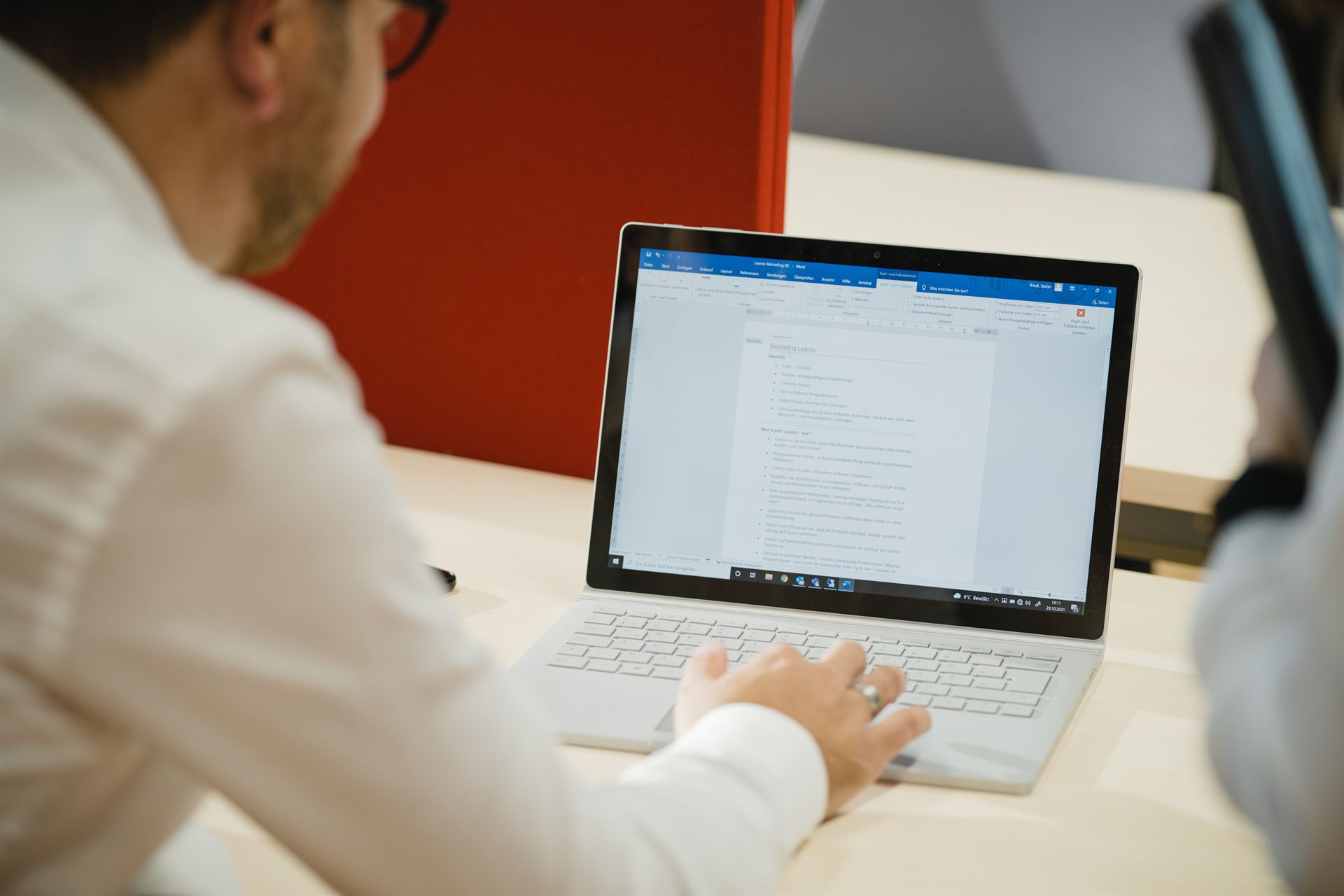 Arbeit am Laptop bei LEANIO