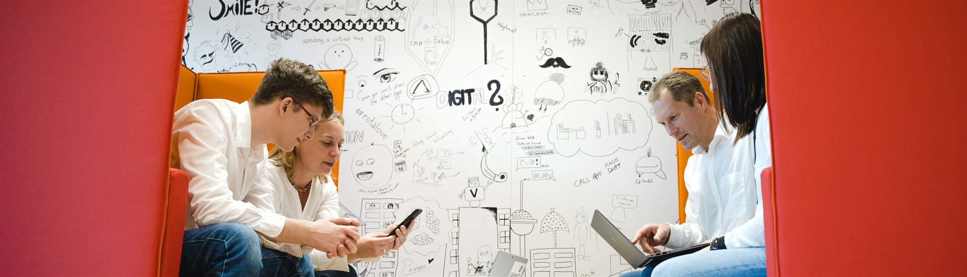 LEANIO Team bei der Arbeit am Whiteboard